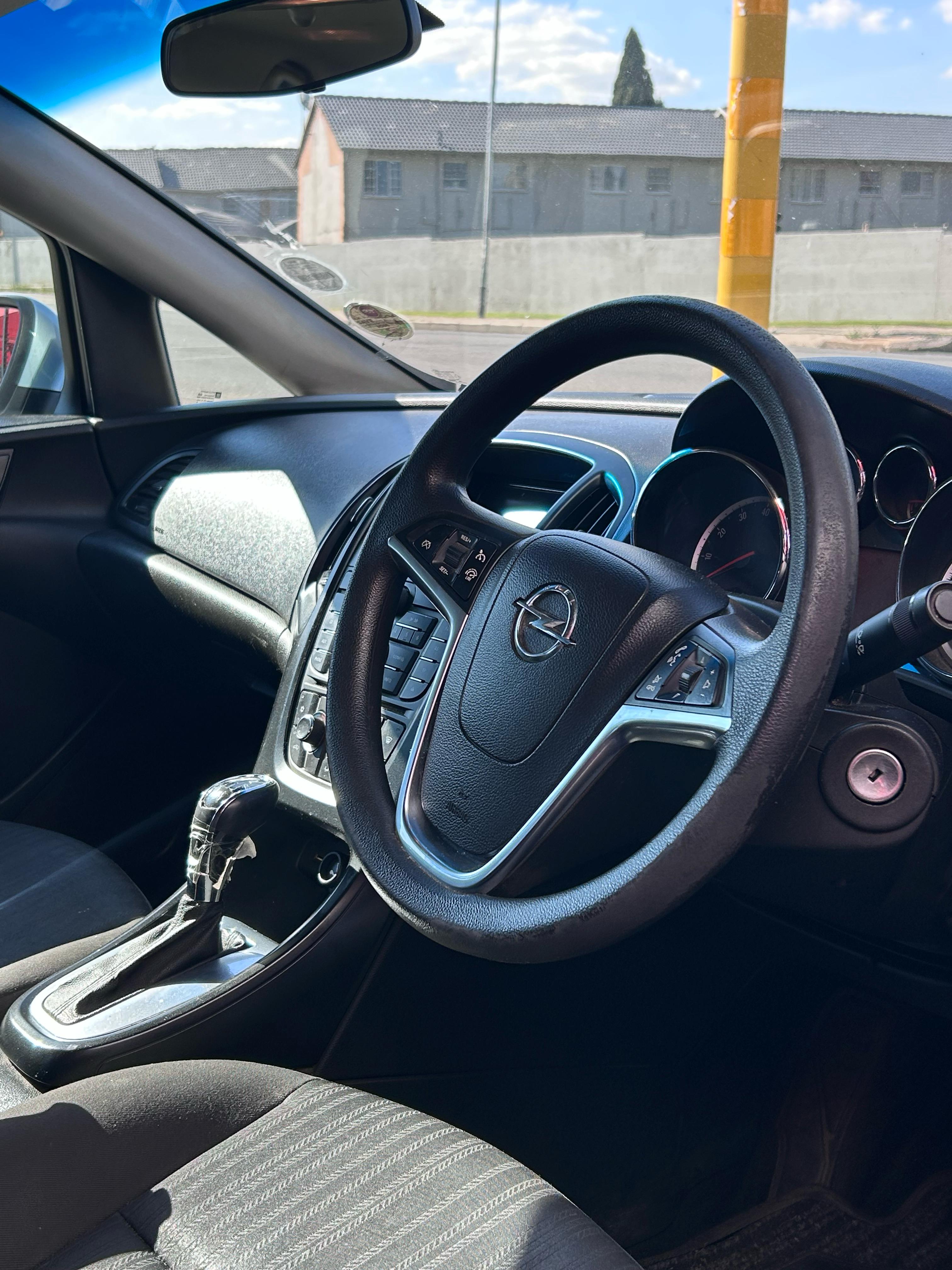 2014 Opel Opel Astra 1.4T A/T thumbnail